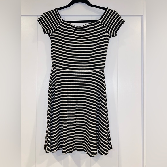 Women’s Love Fire Black & White Striped Short Sleeve Skater Dress -Size Junior S - Picture 2 of 4
